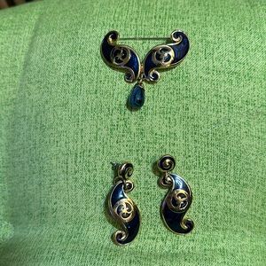 Vintage Past Times goldtone and blue enamel pierced earring and brooch set